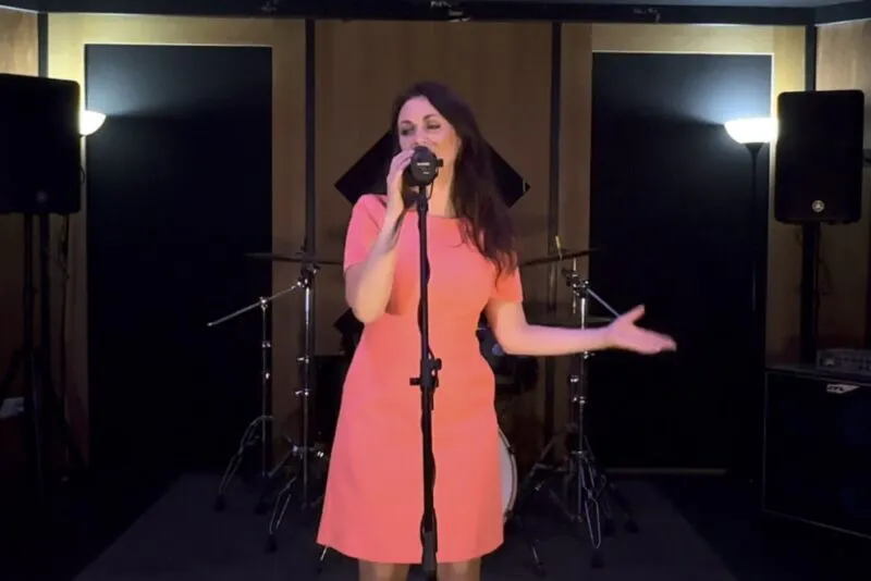 Female Wedding Singer, Background Relaxed, Lounge, Pop, Jazz & Soul Easy Listening Covers to Compliment Your Receiption. Portable Set up as Solo Singer in or Outside Venues Large or Small. Also Available with Guitarist as a Duo.
