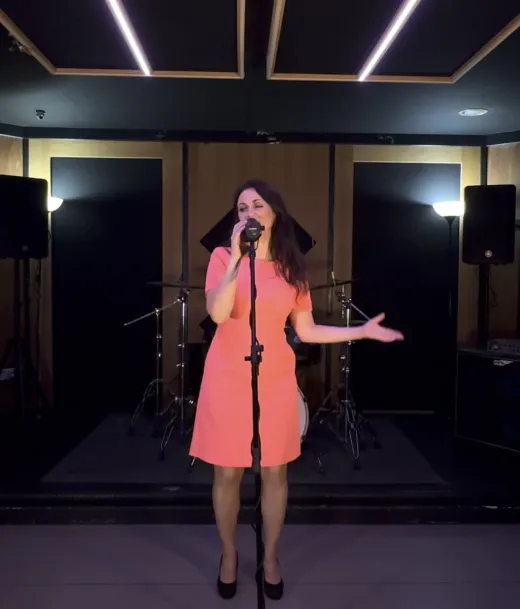 Female Wedding Singer, Background Relaxed, Lounge, Pop, Jazz & Soul Easy Listening Covers to Compliment Your Receiption. Portable Set up as Solo Singer in or Outside Venues Large or Small. Also Available with Guitarist as a Duo.