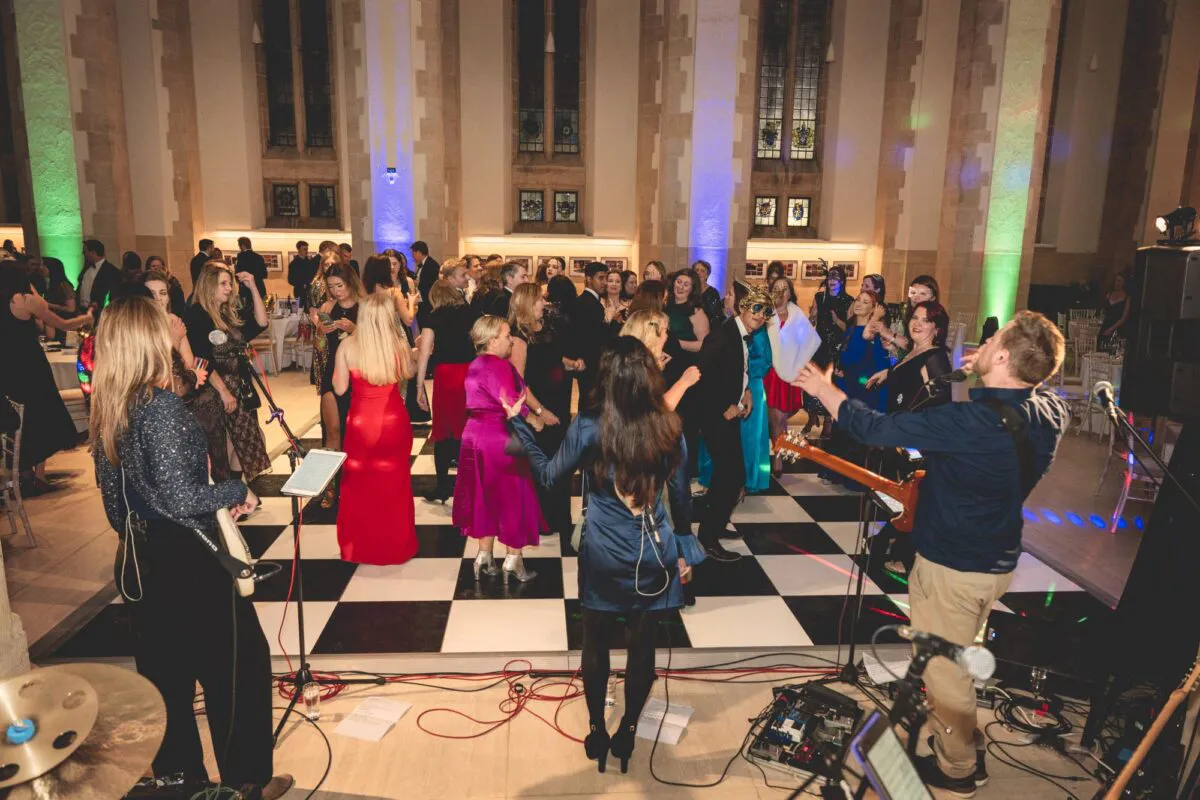 Party wedding band with male and female singer (listing)