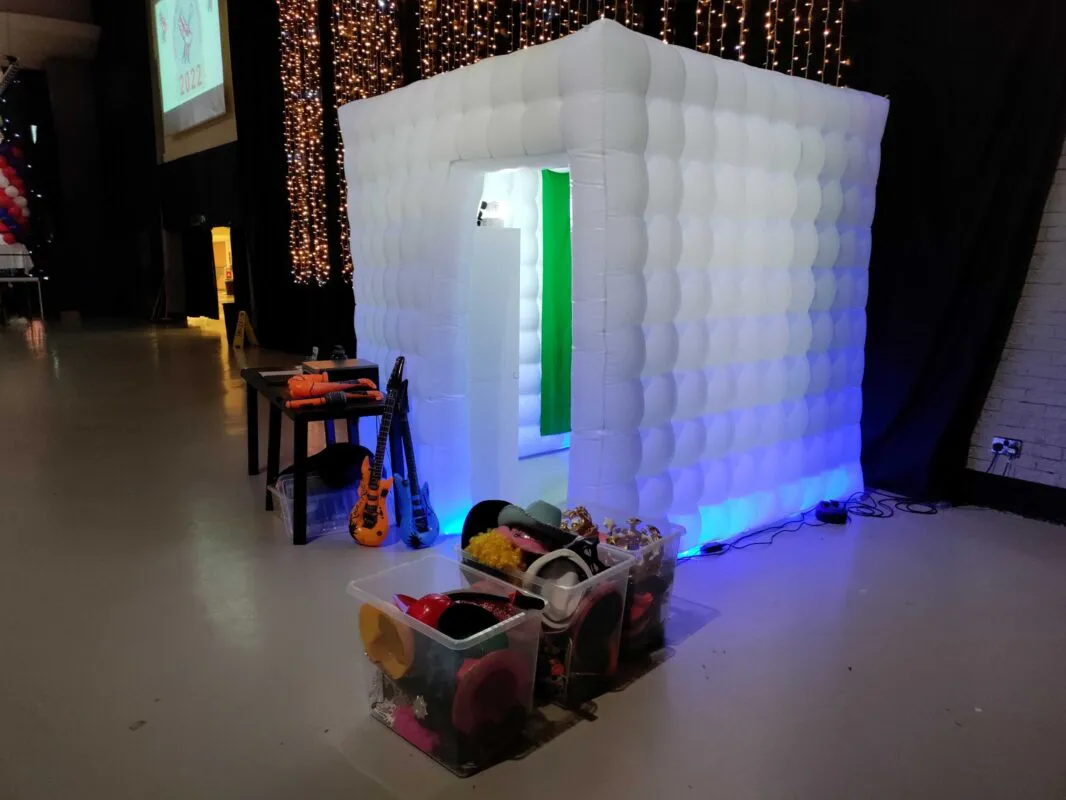 photo booth hire blackpool igloo photo booth this one (listing)