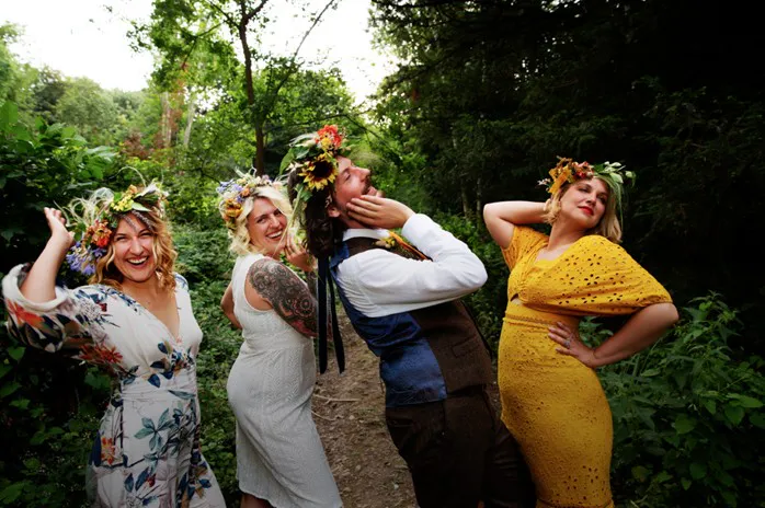 Lewes-and-Paolo-pose-with-girls