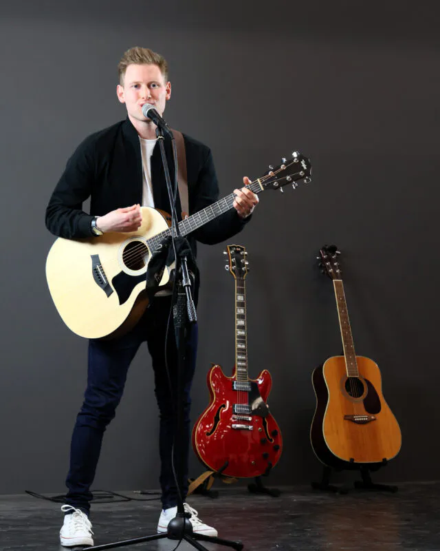 1_1G9A4876 vertical singing and guitaring like a gig agency